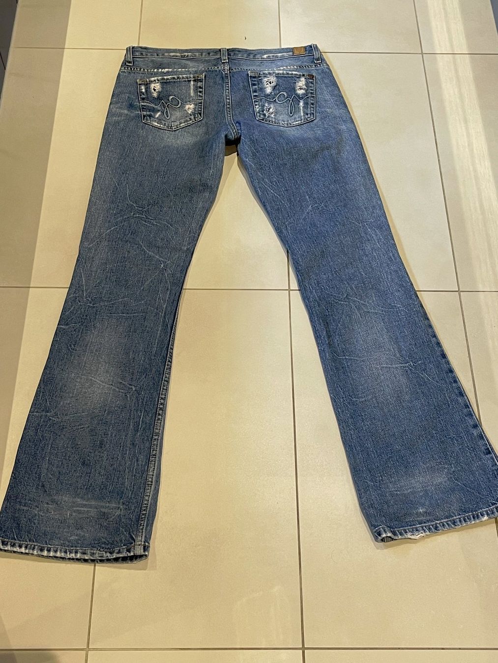 Guess Jeans: Jeans bleu destroyed Guess - taille 29 Bootcut – Usato da Colombier NE venduto da Nikkon 3
