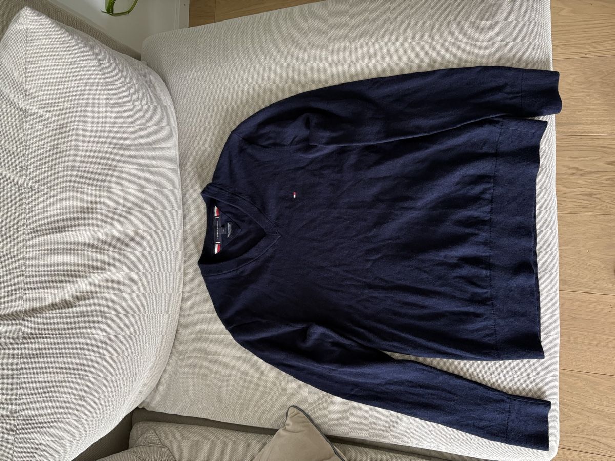 Tommy Hilfiger Maglioni & Felpe: Tommy Hilfiger Navy V-Neck Sweater - – Usato da Zürich venduto da zba_7pzv