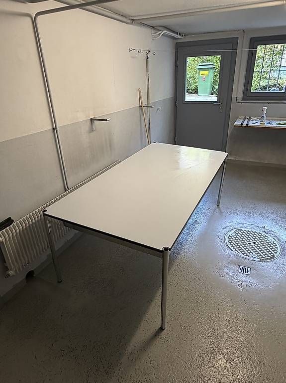 Scaffali: USM Schreibtisch Metallgestell 200x100  – Usato da Bern venduto da gregnenn 3