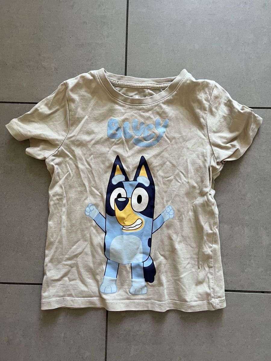 Chemises, T-shirts & Polos: Beiges Tshirt Bluey, Gr.92/98 – D'occasion à Zürich par jmg_8005