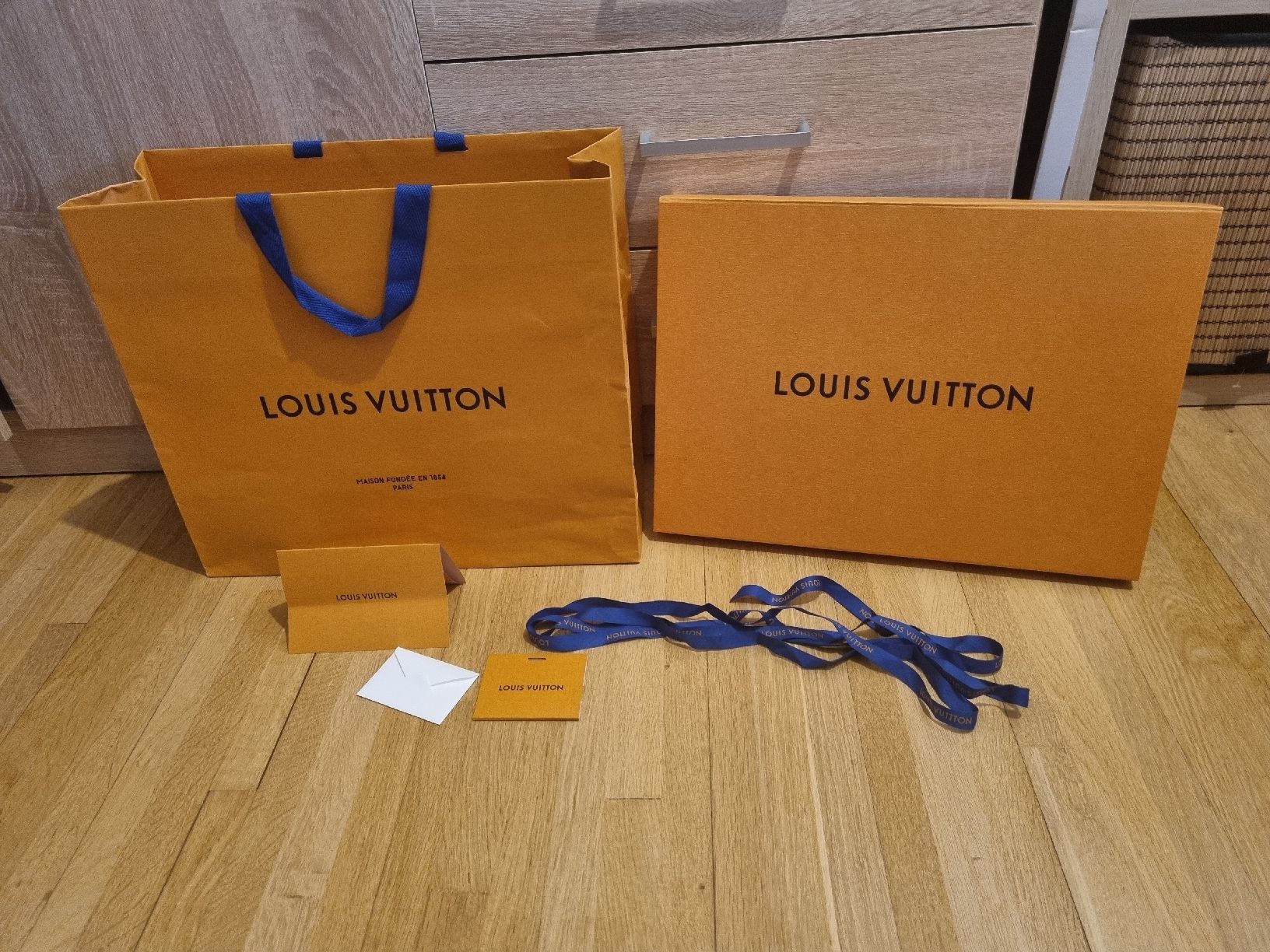 Louis Vuitton Sonstige Dekorationen & Accessoires: Louis Vuitton box set - Box + Bag + Card – Gebraucht aus Genève von dge_geneva