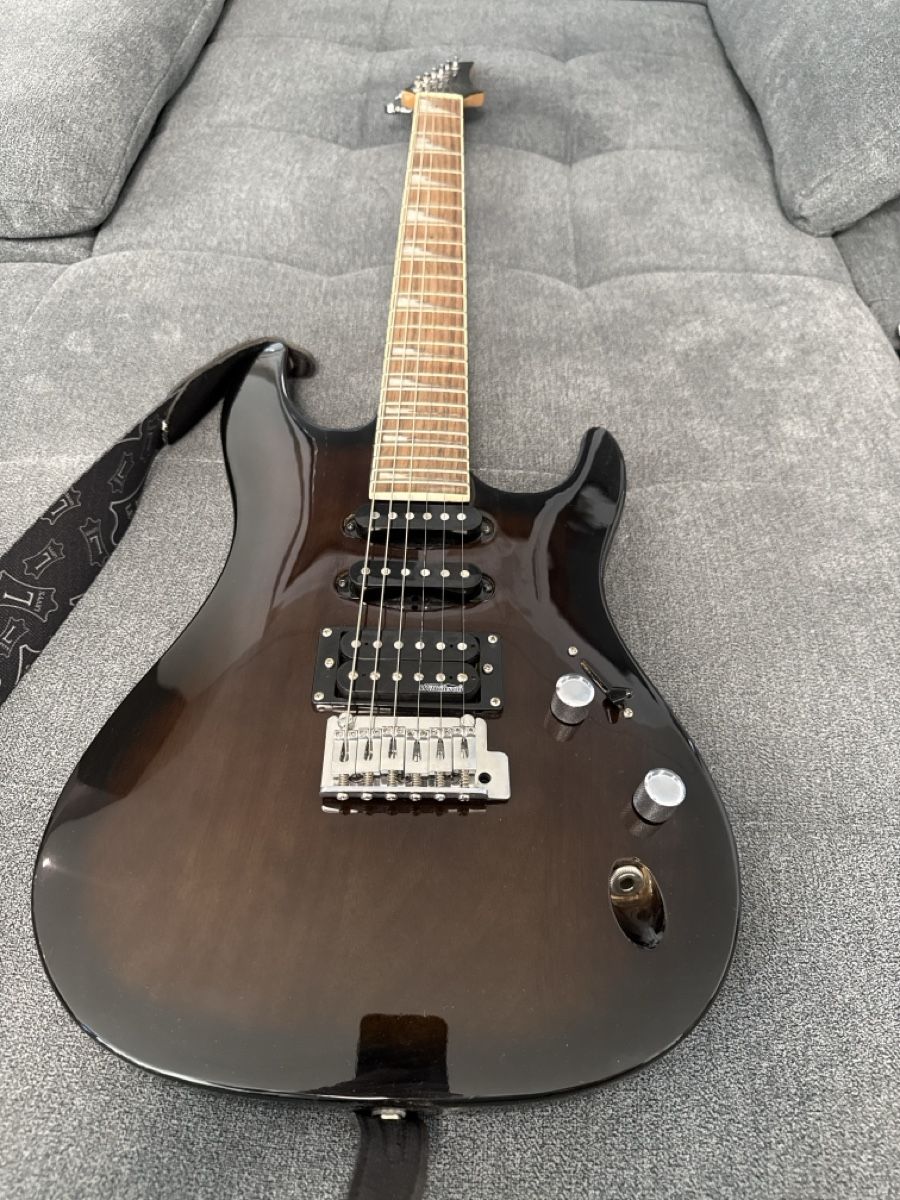 Strumenti musicali: E-Gitarre mit Gurt, Top Zustand – Usato da Hunzenschwil venduto da Amblazing