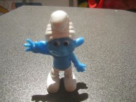 Chips-Figur Schlumpf winkend
