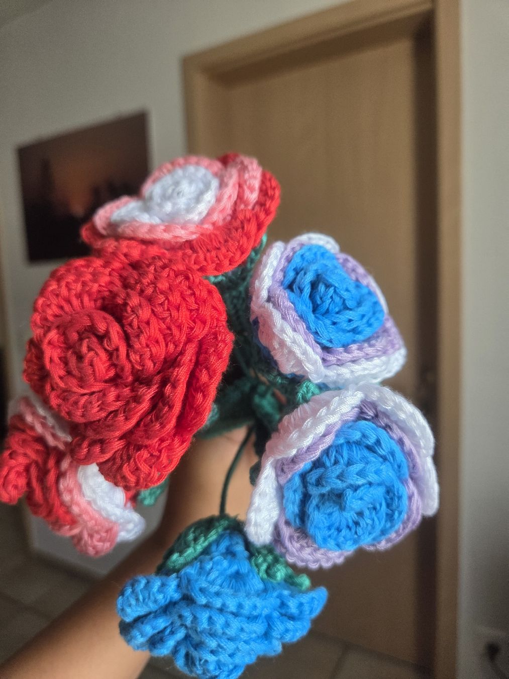 Tutte le decorazioni: Hand-knitted Rose Bouquet Multicoloured – Usato da Winterthur venduto da Maricels_Boutique 5