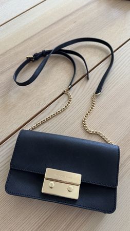Michael Kors Umhängetasche – Schwarz mit Gold-Details
