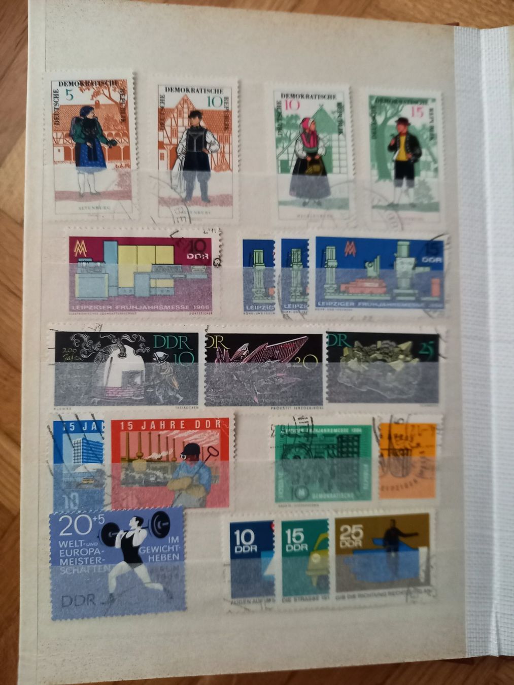 Tutti i francobolli: Briefmarken der "DDR" im Album – Usato da Binningen venduto da mar_2jlr 2