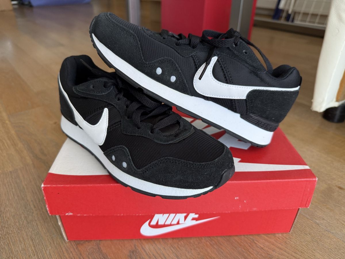 Nike Scarpe da uomo: Nike Venture Runner Sneaker Gr.38 Neu – Nuovo e nell'imballaggio originale da Reinach AG venduto da innamac