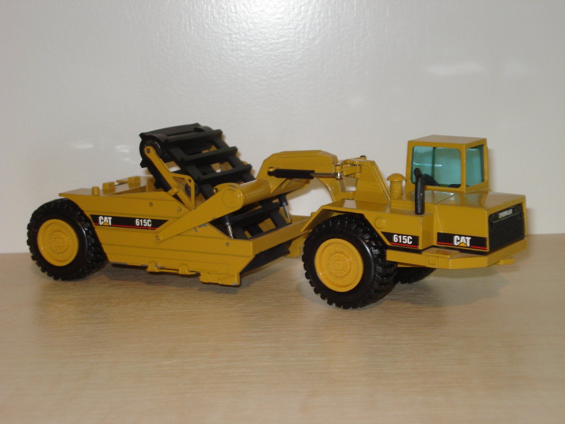 Caterpillar Modellbausätze & Standmodelle: CAT 615 C Scraper – Gebraucht aus Mitlödi von worker04 1