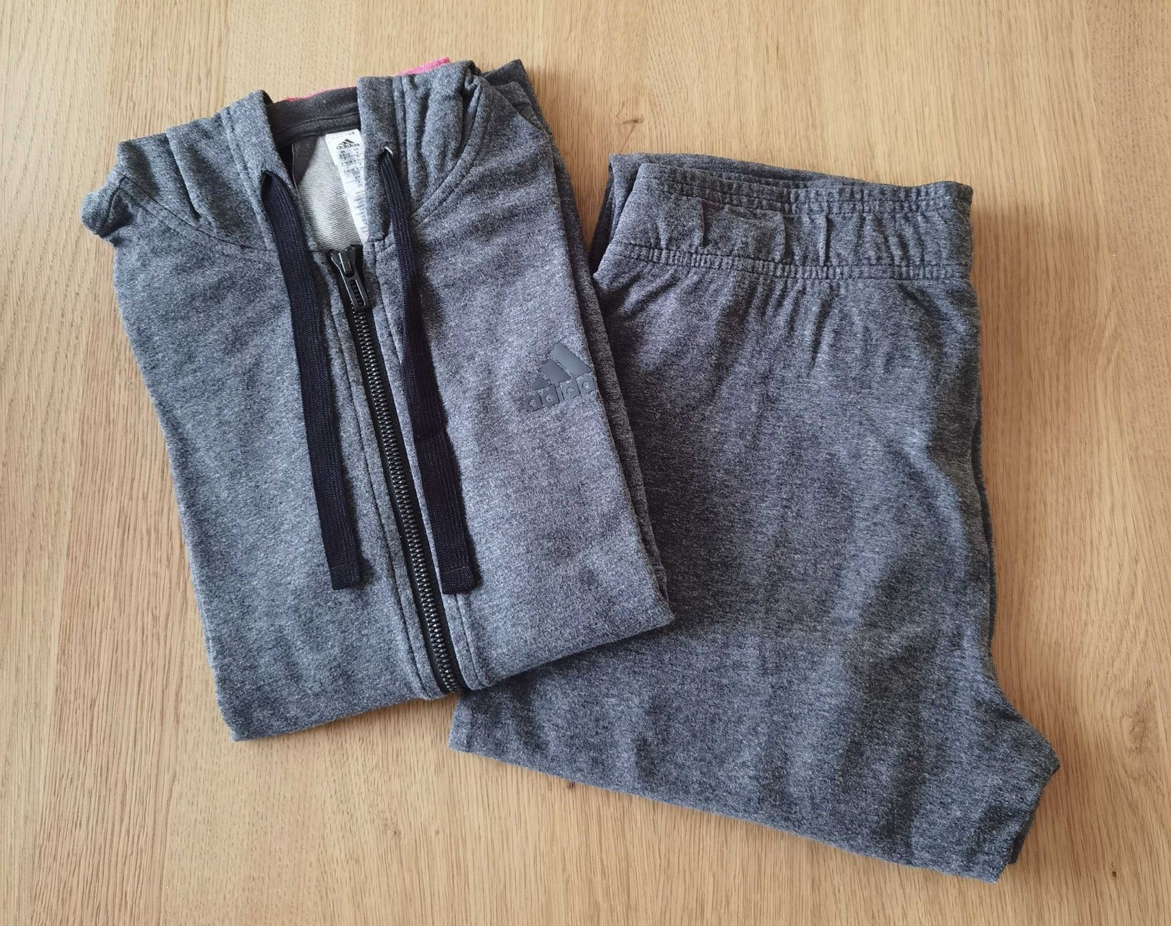 Adidas Lotti di vestiti: Original Adidas Trainingsanzug – Usato da Zug venduto da WickiPanda