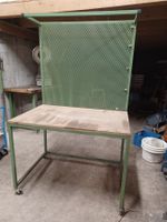 Werkstatttisch mit Lochblechwand, Rollen, CHF 1.-