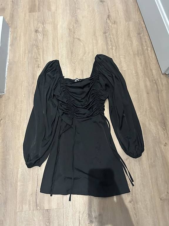 Vestiti: Magnifique robe courte noir satinée – Usato da Curtilles venduto da cat_vs66