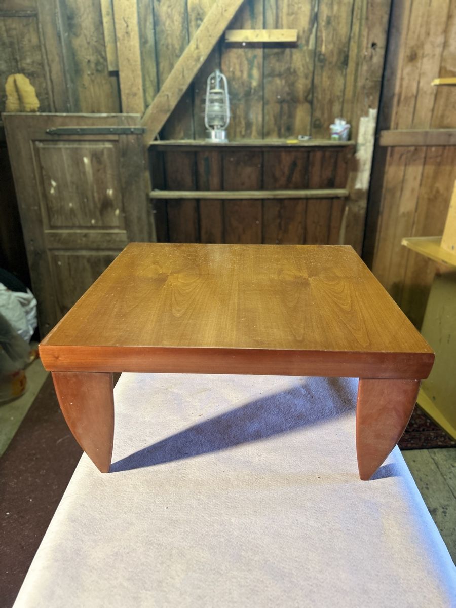 Tische: Retro Couchtisch, Massivholz, 80x80cm – Gebraucht aus Kehrsiten von fot_55m5