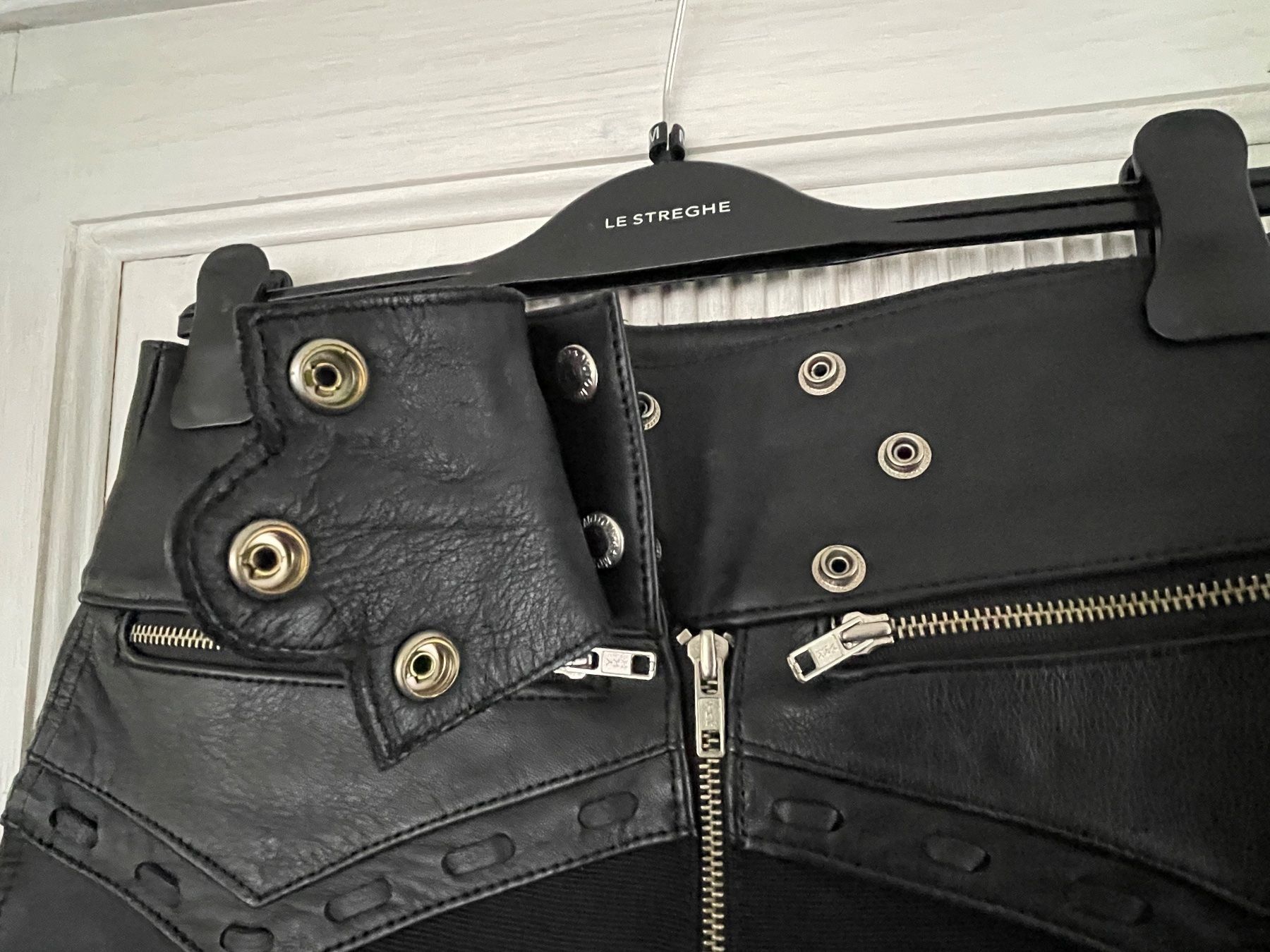 Pantaloni: Figurbetonte, moderne Motorrad-Lederhose Gr. S – Usato da Au ZH venduto da fortschreiter 3