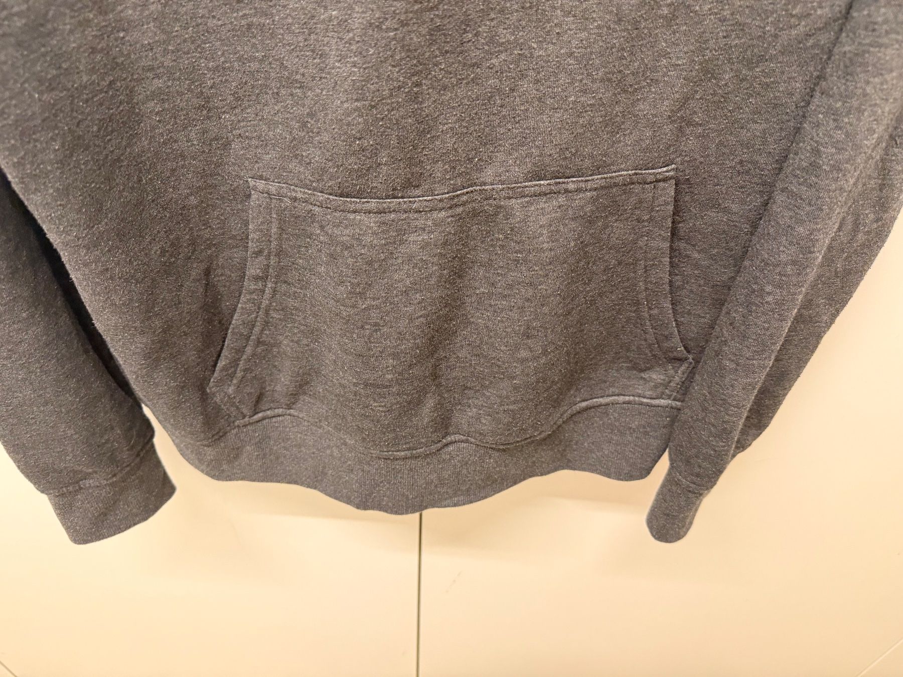 Maglioni & Felpe: Kapuzenpullover, dunkelgrau Grösse L – Usato da Zürich venduto da celai. 1