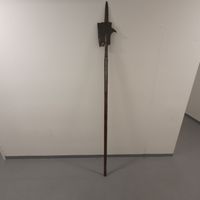 Hellebarde mit Wappen und Zeichen auf Holzschaft, antik,