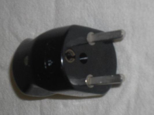 Fiches d'alim.: Stecker  230/250 Volt , 3 Polig , 10 A – D'occasion à Büren SO par omsa 2