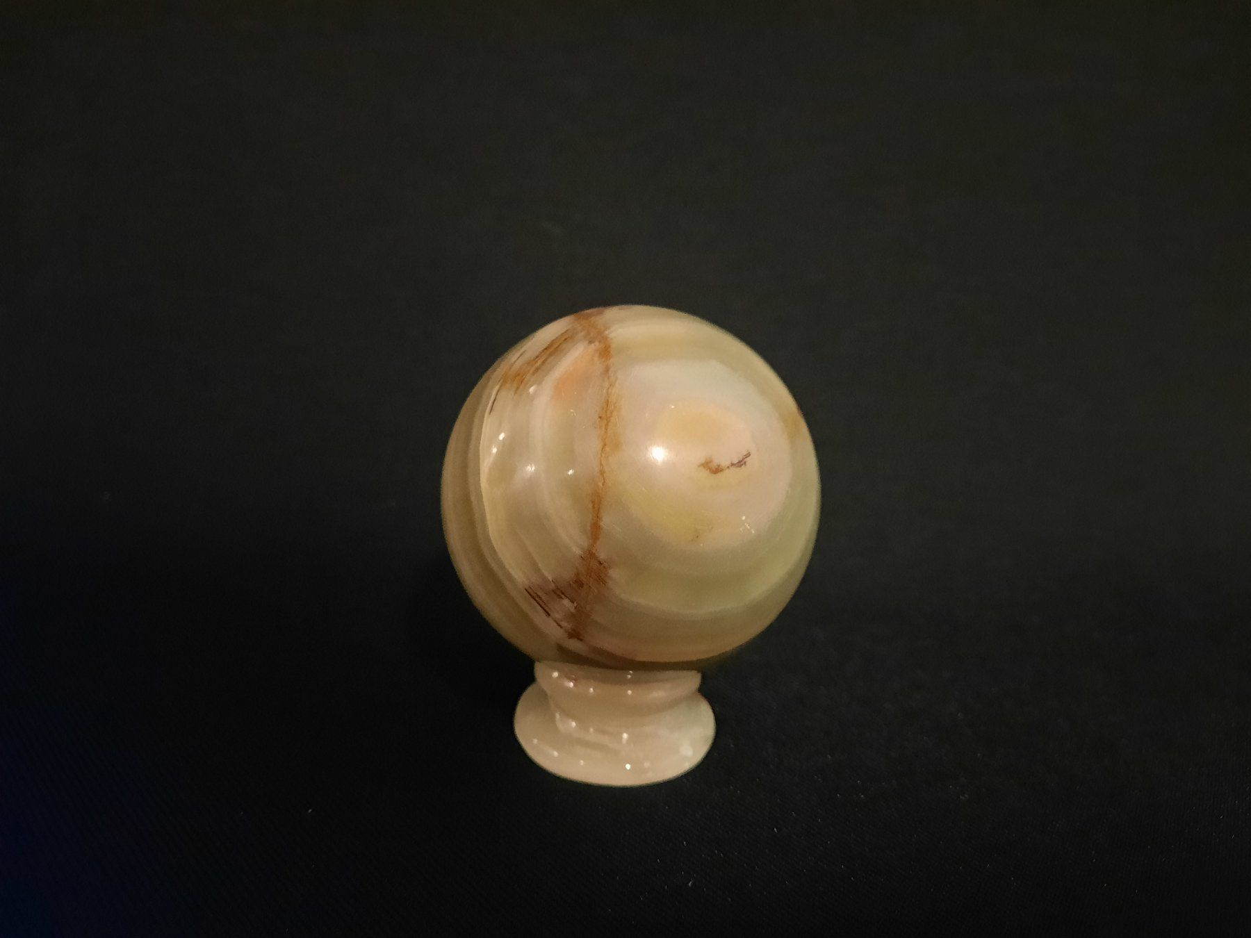 Minerali & Pietre curative: ONYX-Steinkugel mit Sockel, ca. 6 cm Durchmesser – Usato da Beinwil am See venduto da Restwert_Beinwil 5