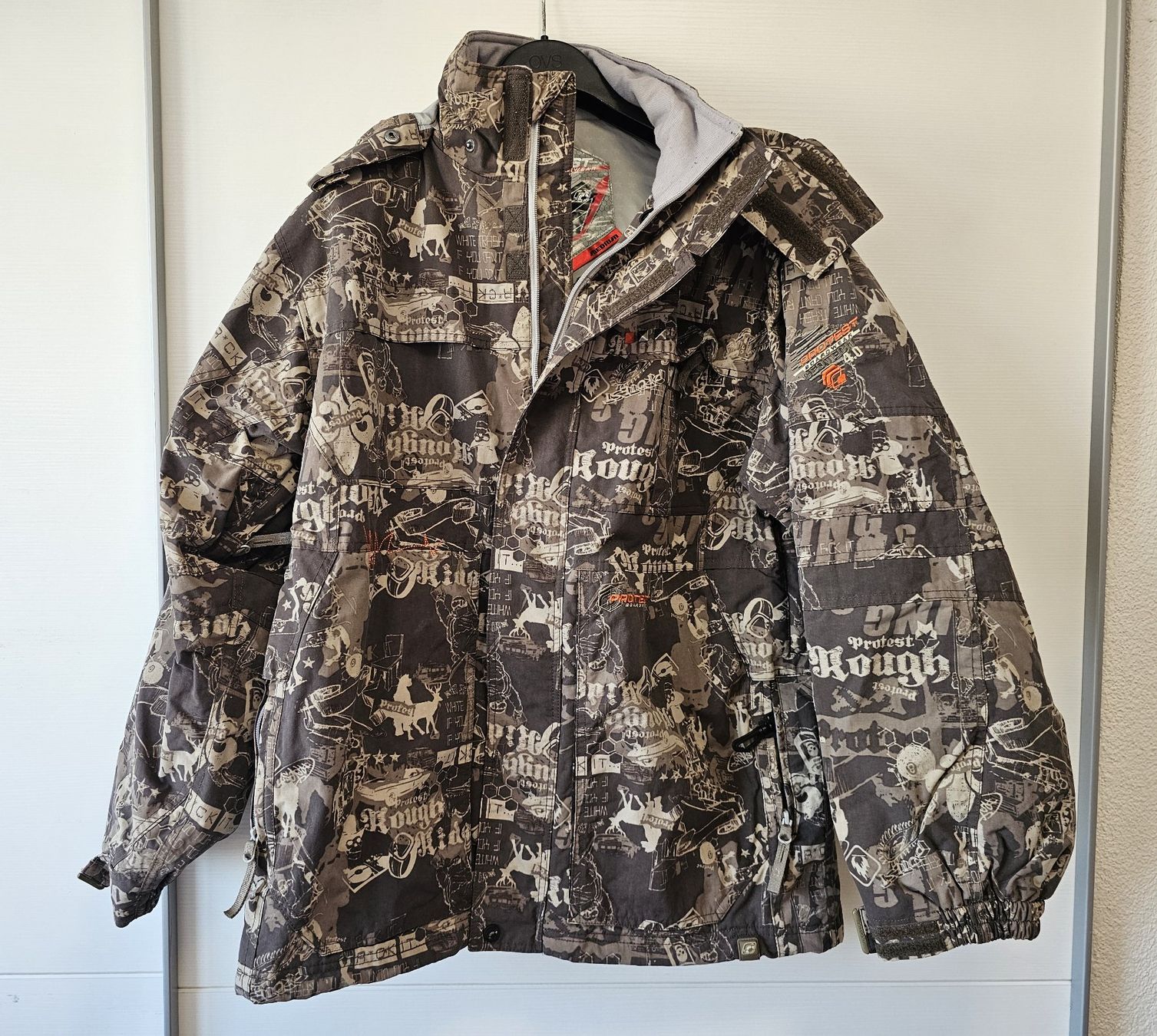 Protest Giacche: Snowboardjacke PROTEST BOARDWEAR GEOTECH 4.0 , MEDIUM – Usato da Aarau Rohr venduto da Mmiracle