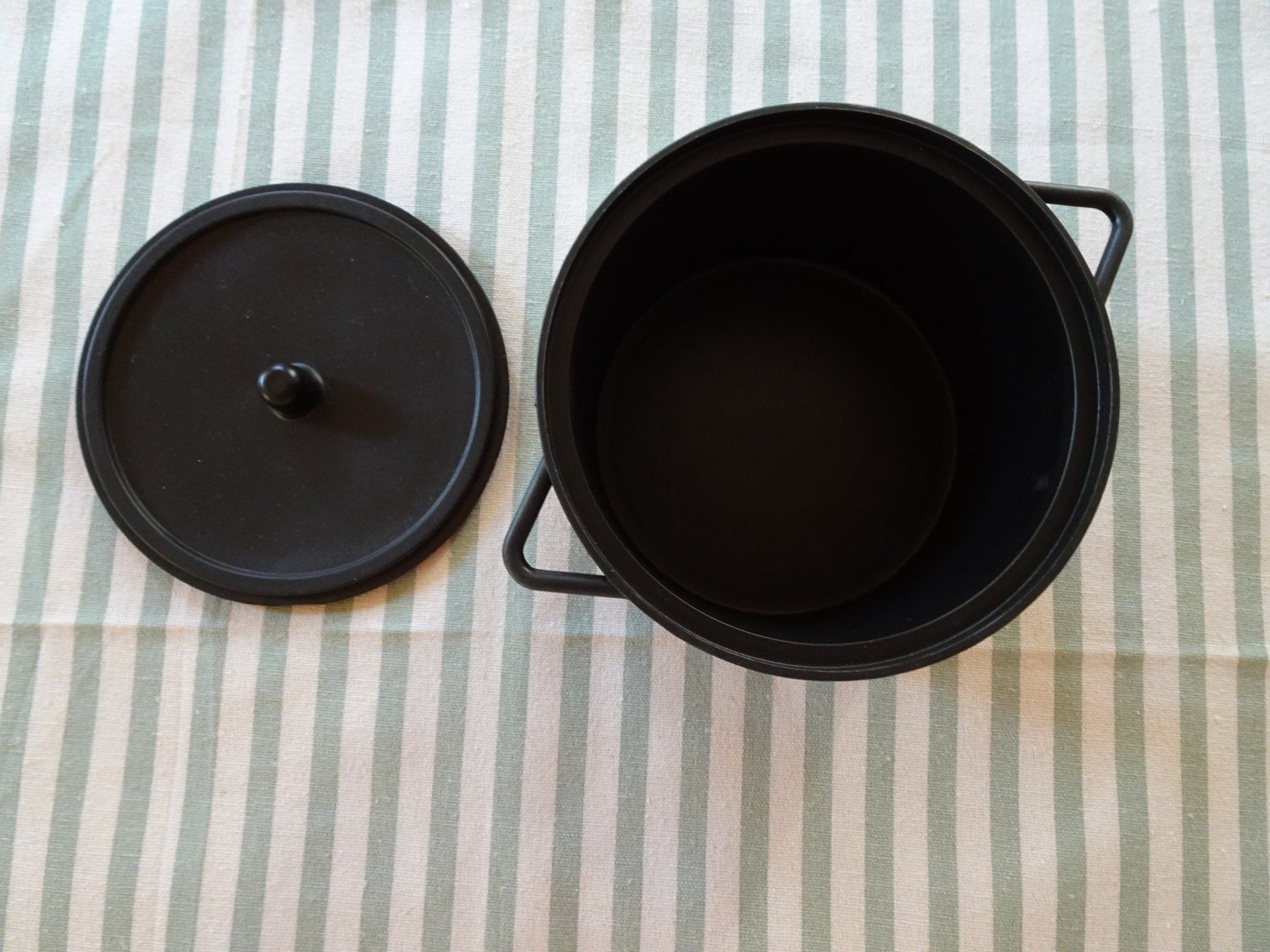 Contenitori & Simili: Uni schwarzer Tupper Behälter 7 x 11 cm - 260310 – Usato da Küssnacht am Rigi venduto da Good4Deckeli 2