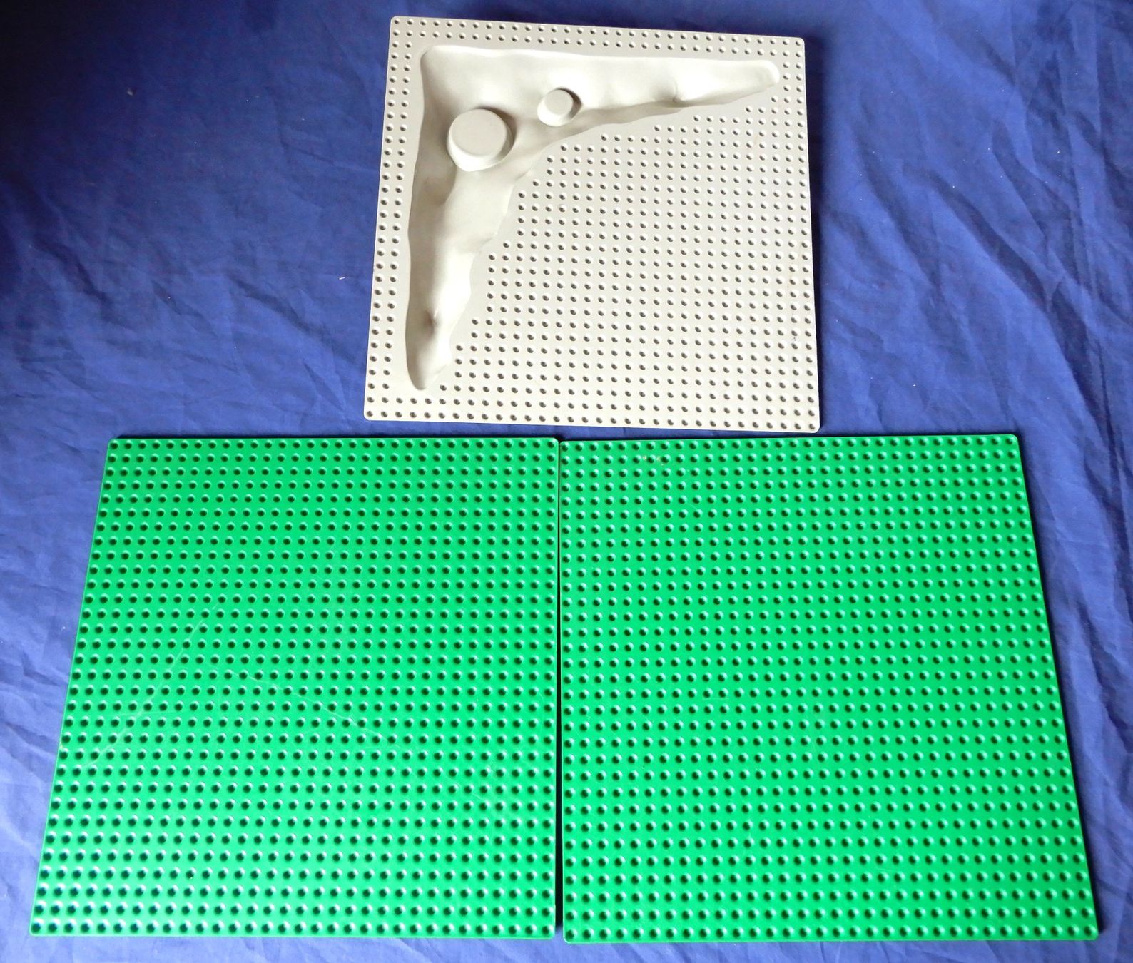 Lego Kit di costruzioni: LEGO 3 Platten - 1 Mondplatte-Kraterplatte und 2 grüne – Usato da Senèdes venduto da tintinette43 2