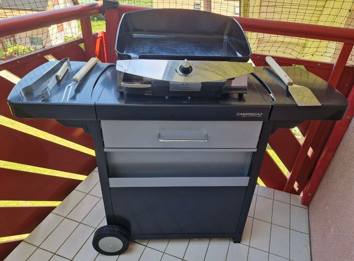 Grills: Plancha à gaz avec meuble, housse et ustensiles – Gebraucht aus Tolochenaz von Corinnediane