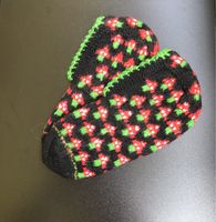 Handgestrickte Hausschuhe Erdbeermotiv schwarz Grösse ca.39