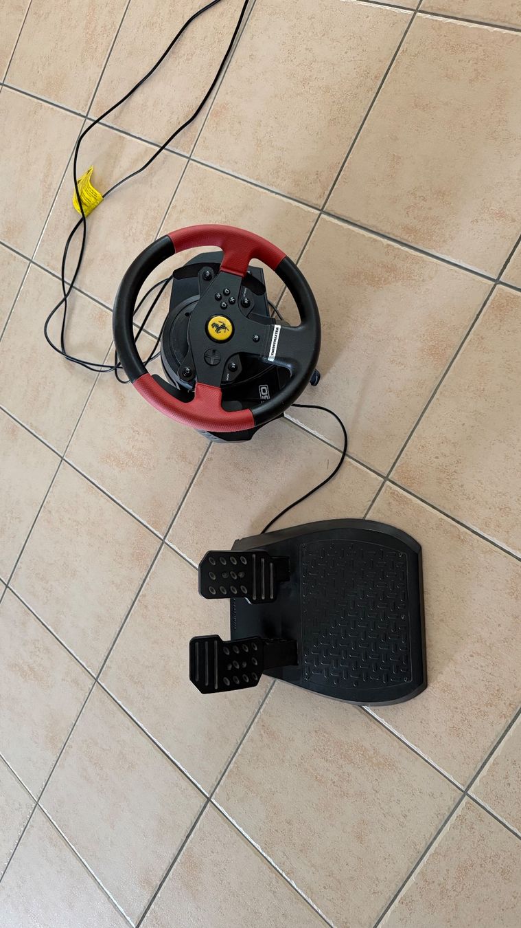 Thrustmaster Controller: Thrustmaster T150 Ferrari Lenkrad mit Pedalset gebraucht – Gebraucht aus Kleinandelfingen von Lu_Bo 2