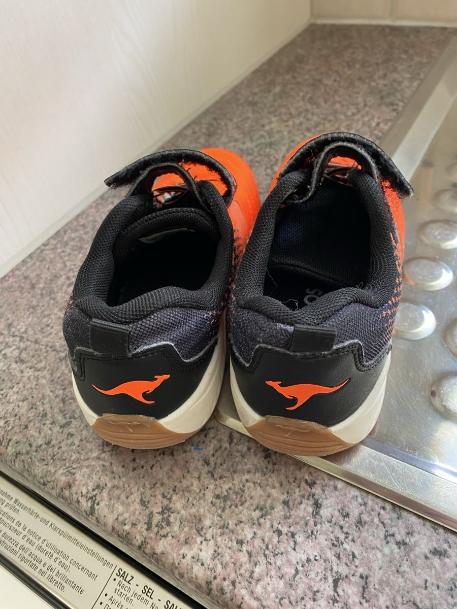 Schuhe für Jungen: Hallenschuhe KangaRoos 30 – Neu (gemäss Beschreibung) aus Roggwil TG von Strick-Fee 1