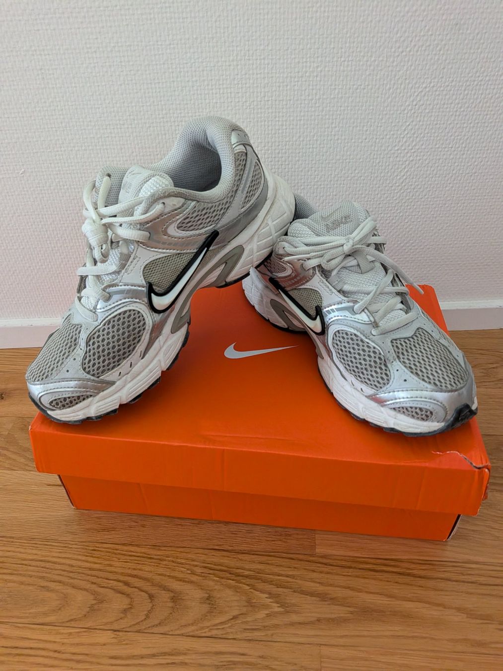 Nike Scarpe da uomo: Nike V5 RNR Sneaker silbern Grösse 39, gebraucht – Usato da Zürich venduto da BellaU
