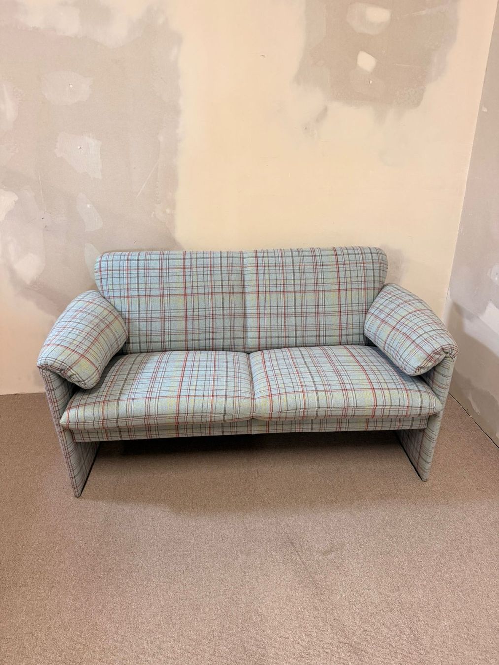 Leolux Divani: Leolux Bora Bora Sofa 2-sitzer im Karomuster in hellblau – Usato da Rickenbach ZH venduto da Insider-Boerse 3
