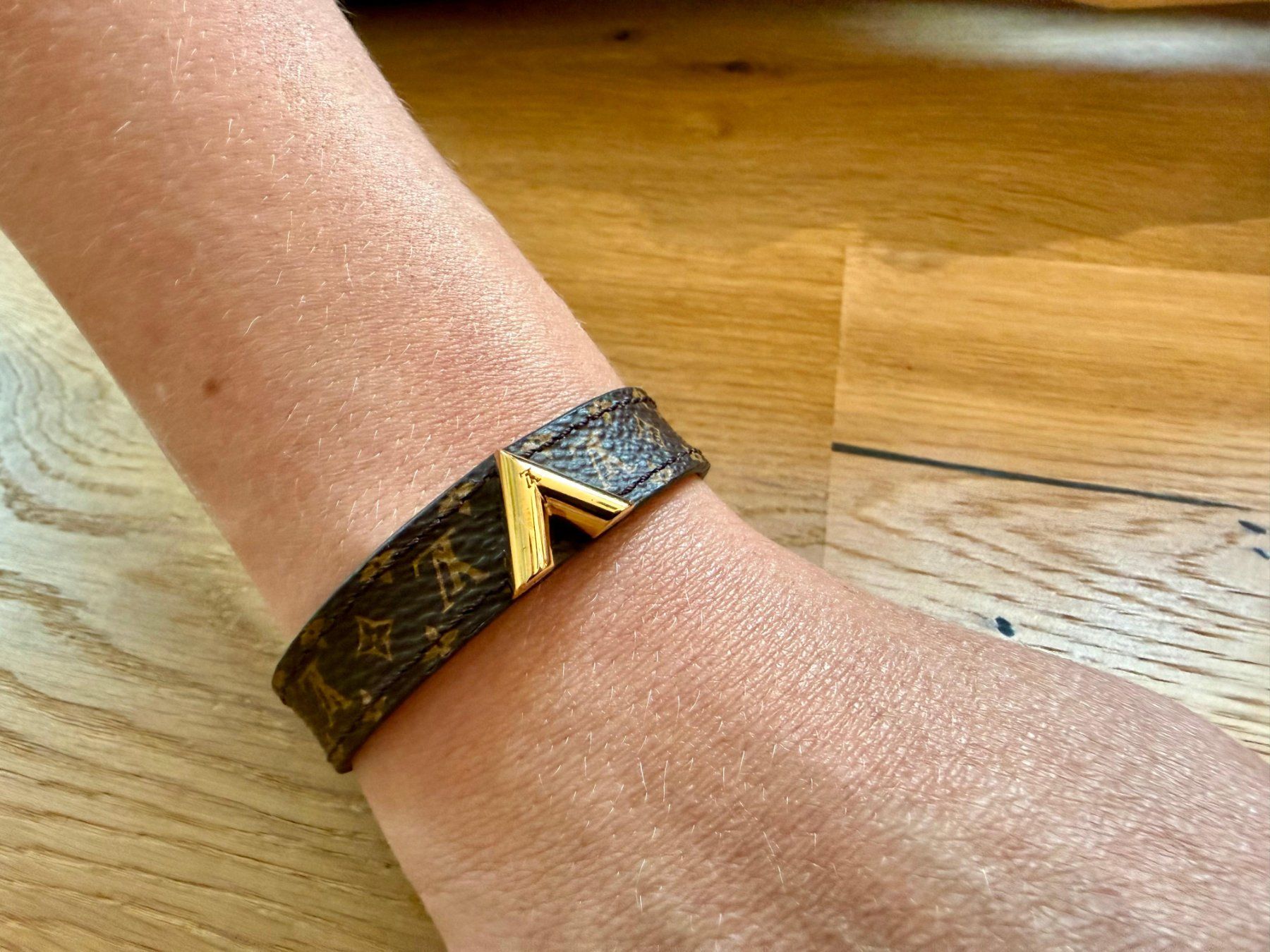 Louis Vuitton Bracciali & Braccialetti: Louis Vuitton Essential V Armband Monogram, mit Box und Beut – Nuovo (secondo la descrizione) da Zürich venduto da andischmid 1