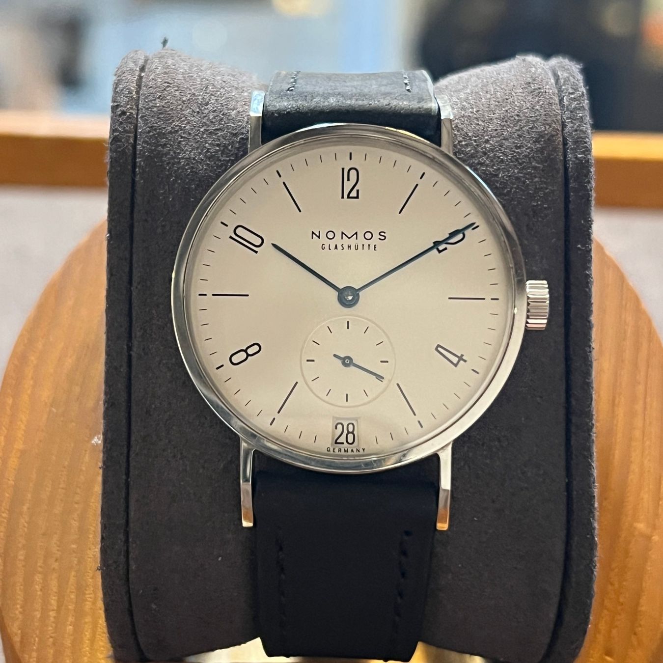 Nomos Orologi: Nomos Tangente Datum Mechanical Silver Dial – Usato da Carouge GE venduto da Watchaser