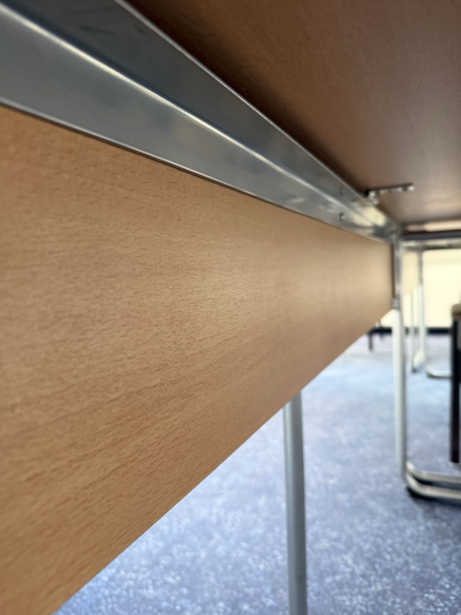 Schreibtische: Tisch / Pulte – Gebraucht aus Volketswil von Syellow 2