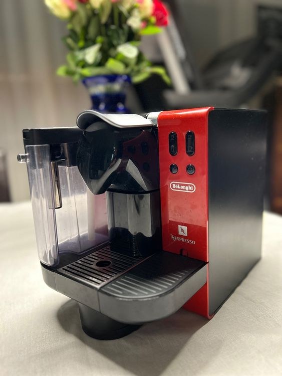 DeLonghi Nespresso coffee machine with milk frother Kaufen auf Ricardo