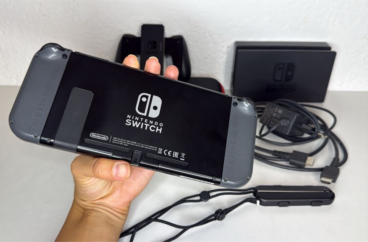 Nintendo Console: Nintendo Switch grey - complete set with a screen protector! – Usato da Ehrendingen venduto da bubulence 2
