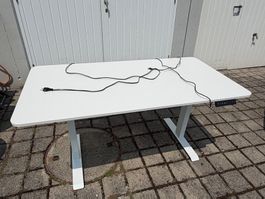 Stehpult, elektrisch höhenverstellbar (defekt), inkl. Sessel