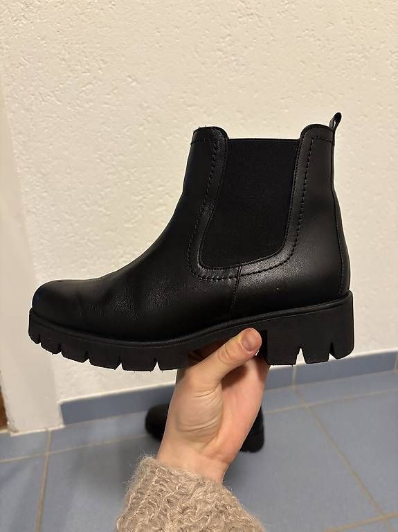 Scarpe da donna: Schwarze Chelseaboots – Usato da Muhen venduto da nelxley 1