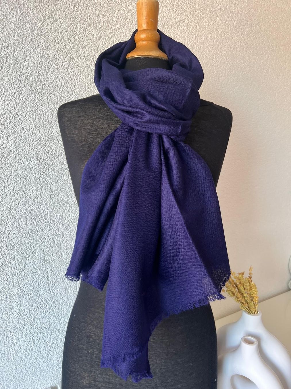 Foulard & Sciarpe: Châle  en cachemire – Violet profond – Nuovo e nell'imballaggio originale da La Chaux-de-Fonds venduto da Luxary.25cachmirepro 1