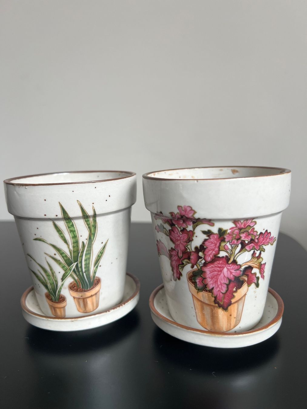 Vasi per fiori: 2er Set Vintage Blumentöpfe mit Untersetzer – Usato da Jona venduto da Sariksa 1