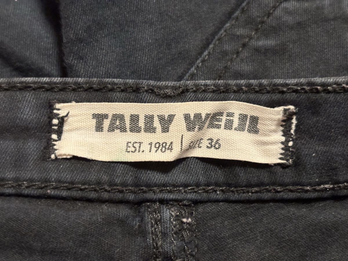 Tally Weijl Pantaloni: Kurze schwarze Hose 36 – Usato da Kesswil venduto da Branca-01 1