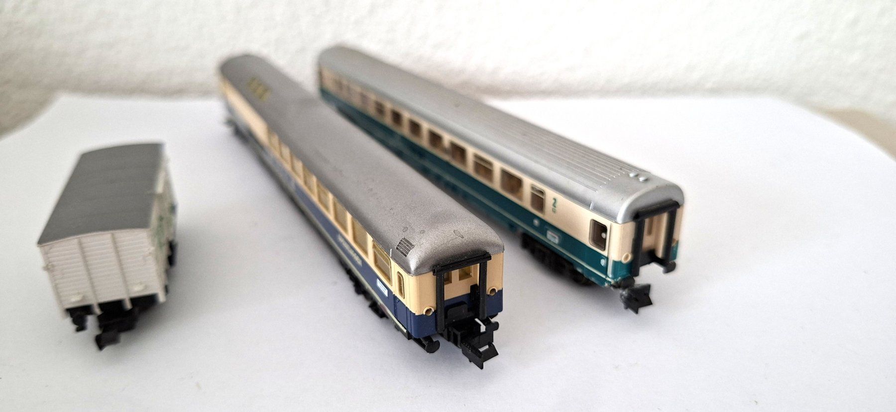 Fleischmann Modellini di ferrovie: Fleischmann / Minitrix und Arnold 3 Wagen DB / DR und DSG – Difettoso da Biberist venduto da Ntrains 1