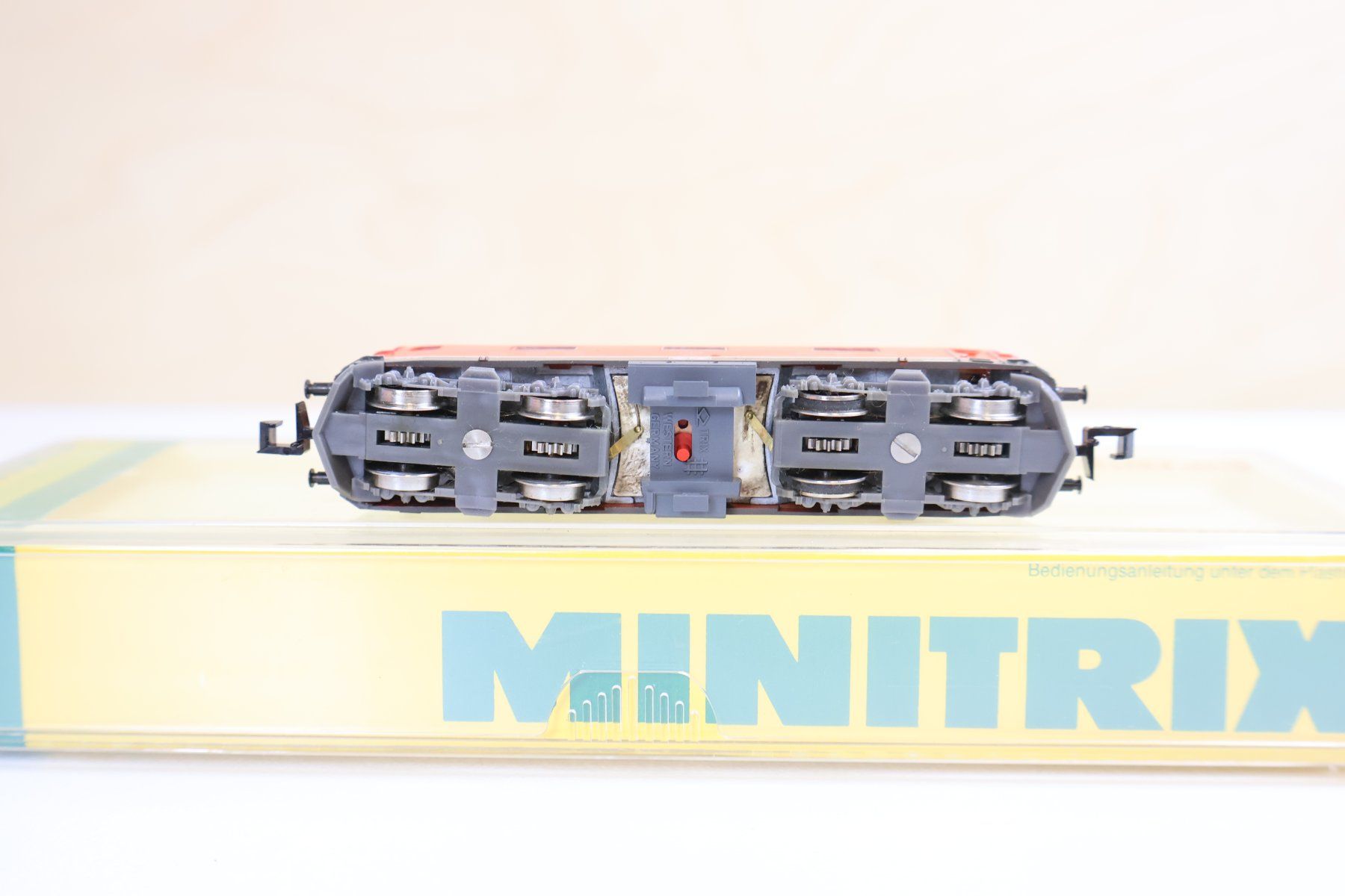 Trix Modelleisenbahnen: Minitrix SBB "Rot" Re 4/4 E-Lok Spur N - Top Modell – Gebraucht aus Winterthur von Monstera 7