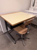 Zeichenpult mit Stuhl, ideal für Studierende im Frühling