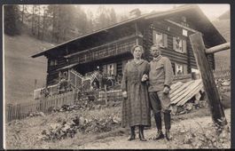 Ehepaar vor dem Holzhaus  1834  /  1927  Foto