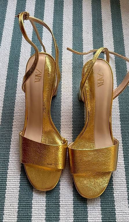 Damenschuhe: Goldige Sandalen, Blockabsatz, 9cm  – Gebraucht aus Erlenbach ZH von anj_pkn8