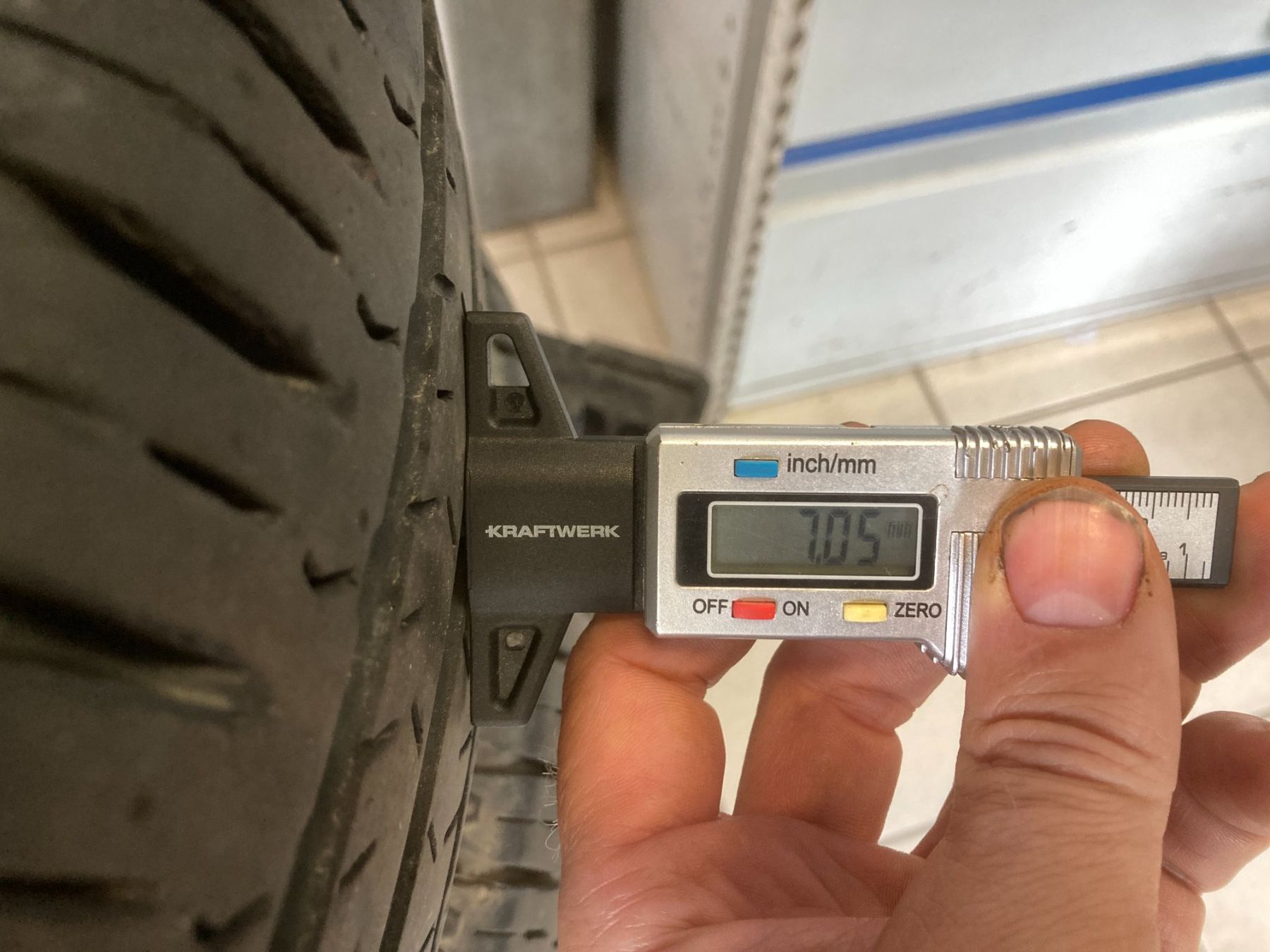 Pneumatici & Ruote complete: 215/70R15 Sommerpneu – Usato da Cham venduto da Cham6332 6