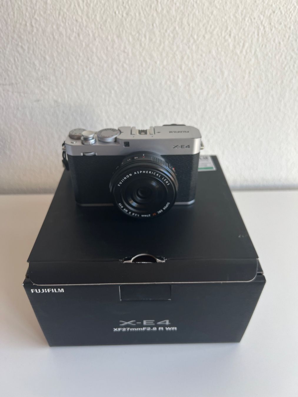 Fujifilm Fotocamera: Fujifilm X-E4 Kit XF 27/2.8 Silber OVP – Usato da Zürich venduto da Yuri_D