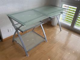 Schreibtisch aus Glas mit Metallgestell
