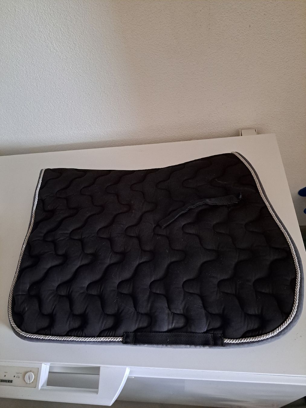 Coperte: schwarze Spring-Schabracke (Grösse Full) – Usato da Seengen venduto da alexandra.weber