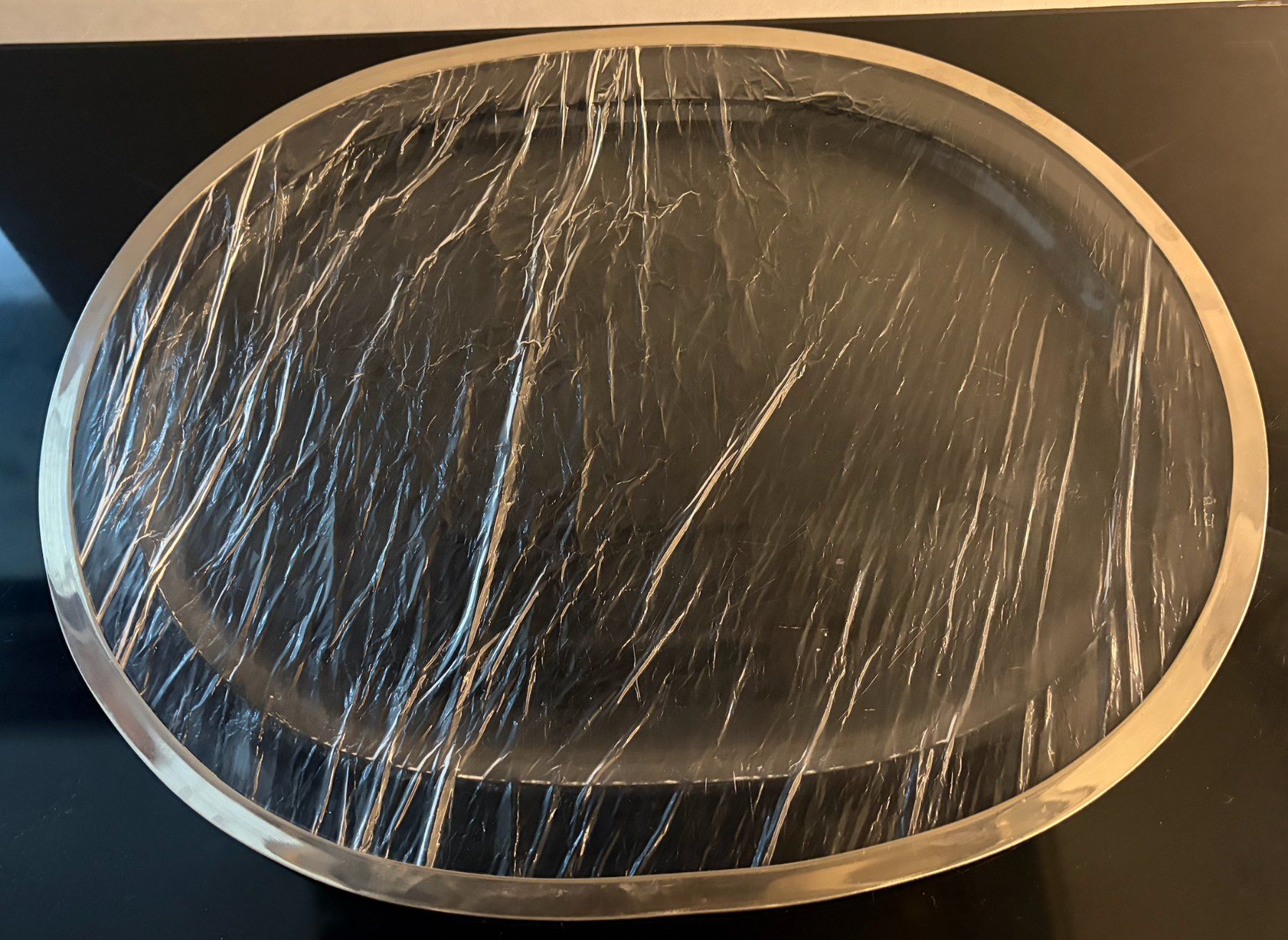 Piatti di portata: Acryl Serviertablett oval Metallrand silber gebraucht – Usato da Regensdorf venduto da Nessi1974